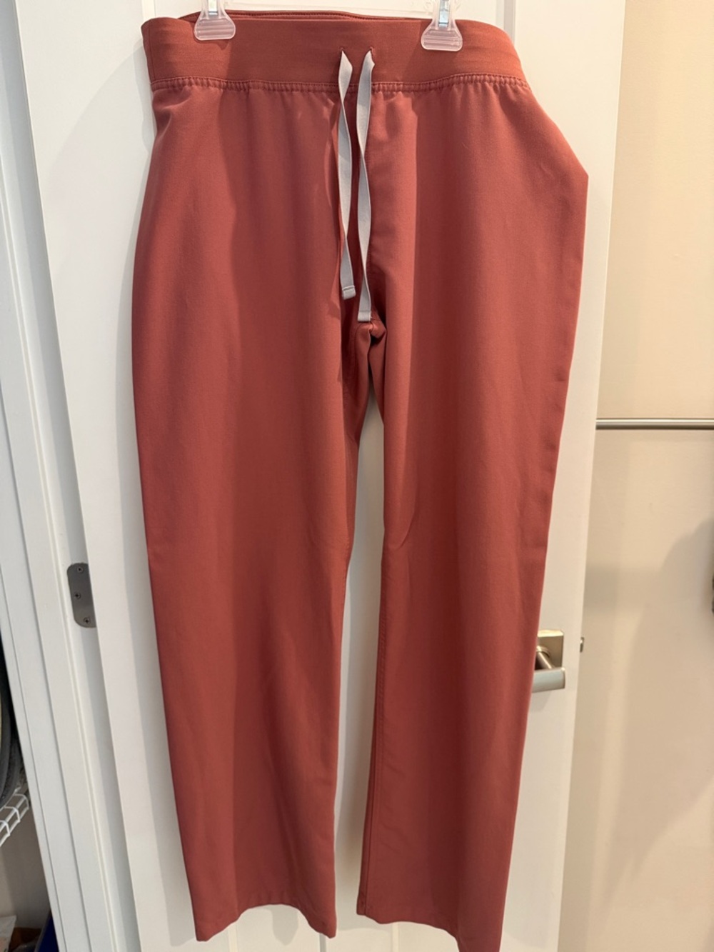 Figs women’s Rust Jogger Pants with Contrast Drawstring